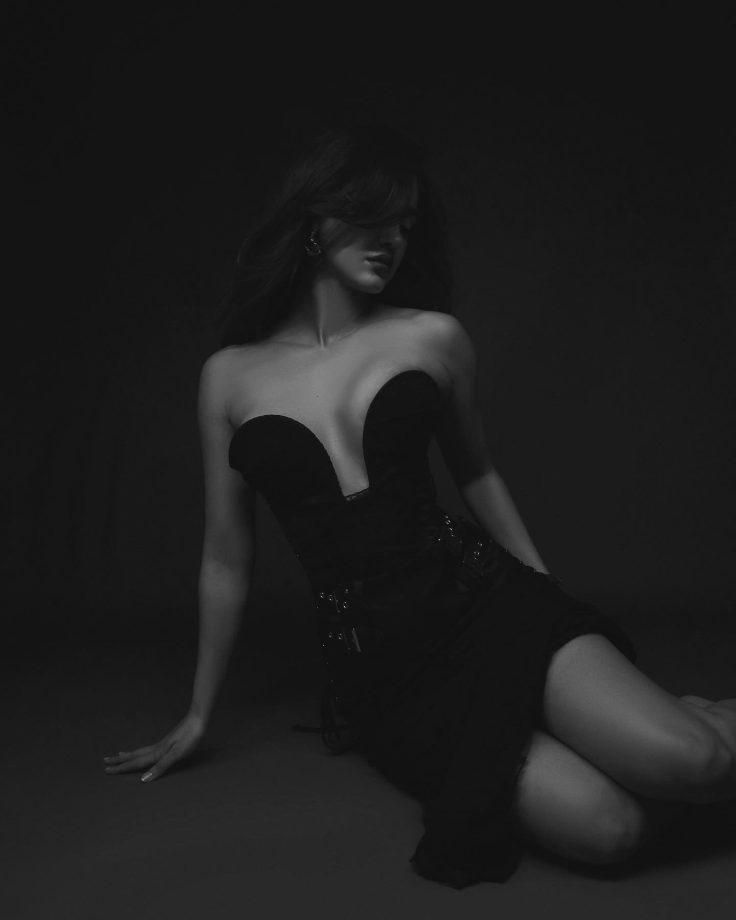 All Eyes on Disha Patani in Plunging Black Denim Fit 952965