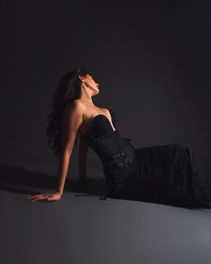All Eyes on Disha Patani in Plunging Black Denim Fit 952962