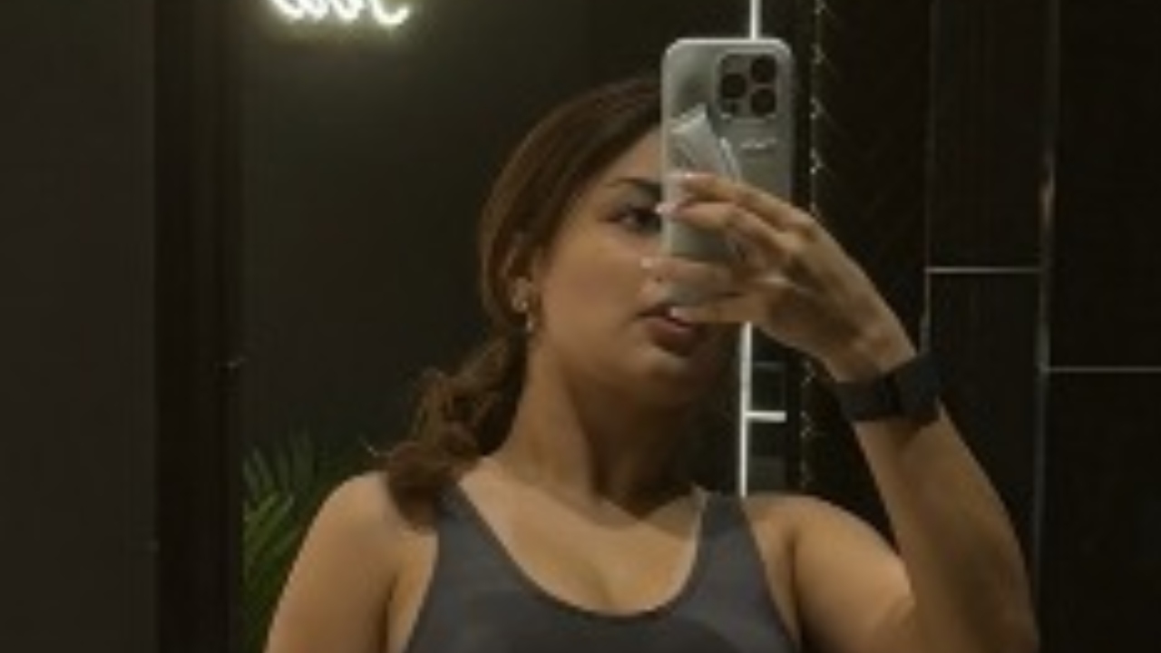 Avneet Kaur Drops Sizzling Mirror Selfie, Flaunts Sculpted Abs With Confidence 951663