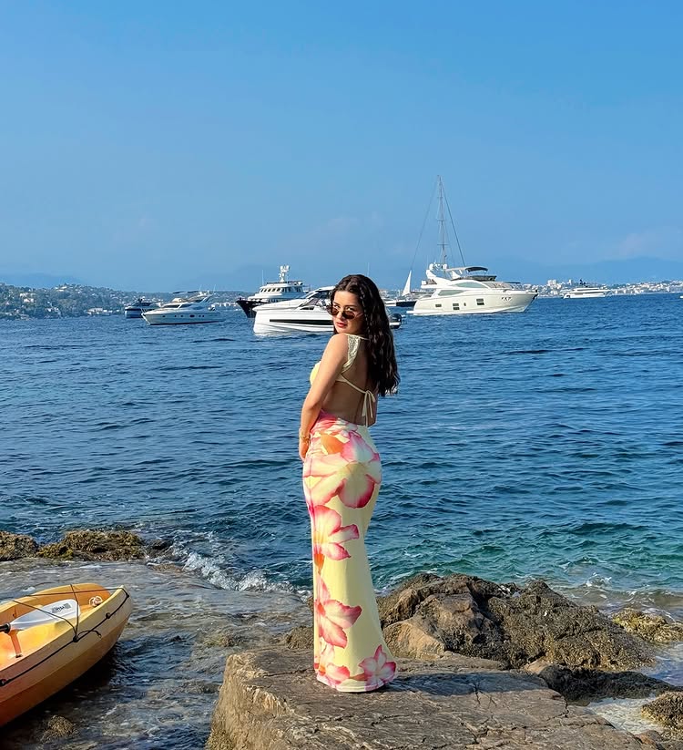Avneet Kaur Goes Bold In Yellow Floral Gown, Flaunts Backless Look 953512