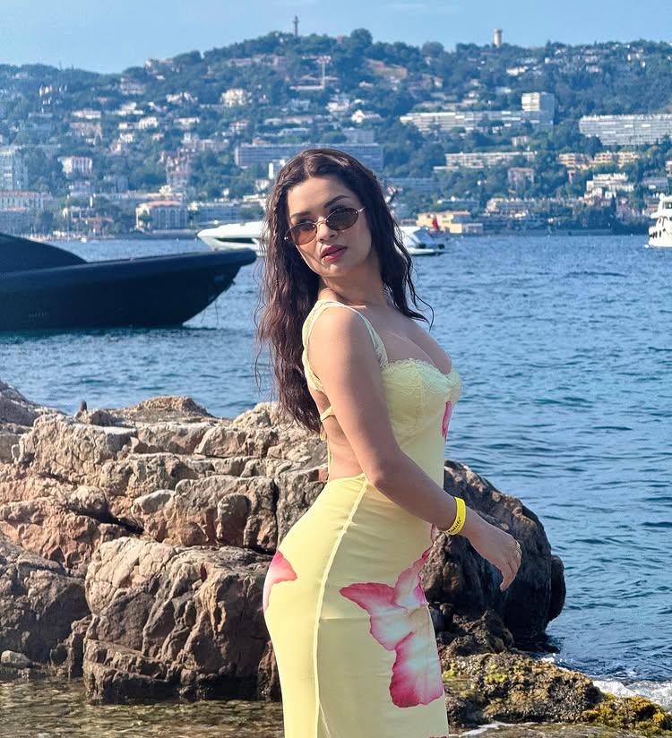 Avneet Kaur Goes Bold In Yellow Floral Gown, Flaunts Backless Look 953515