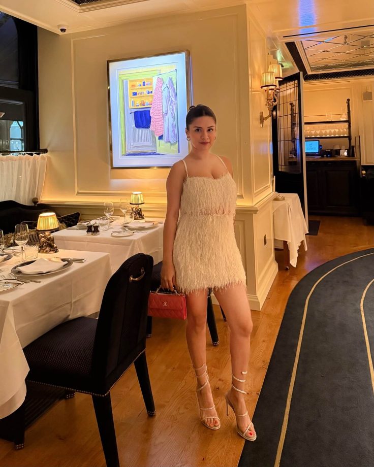 Avneet Kaur Shines Bright in Ethereal Off-White Glamour 952899