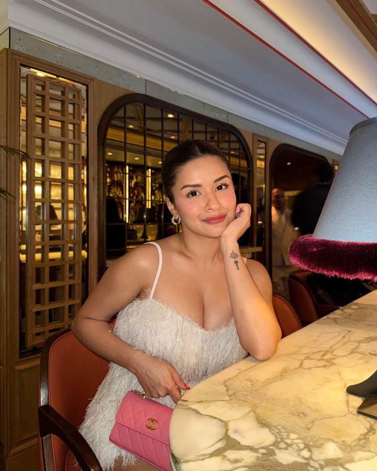 Avneet Kaur Shines Bright in Ethereal Off-White Glamour 952901