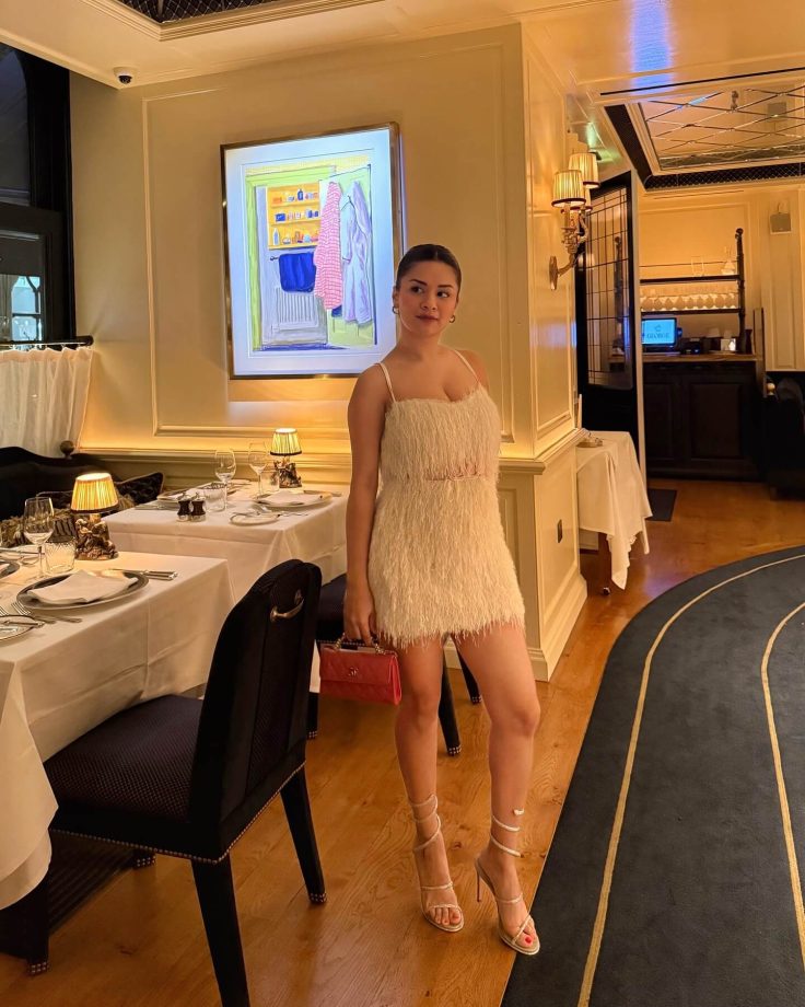 Avneet Kaur Shines Bright in Ethereal Off-White Glamour 952902