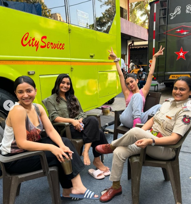 Barkha Singh’s BTS Clicks as Shivani Mathur with Pankaj Tripathi and the Cast of Criminal Justice 4 Are Too Cute to Handle 952605