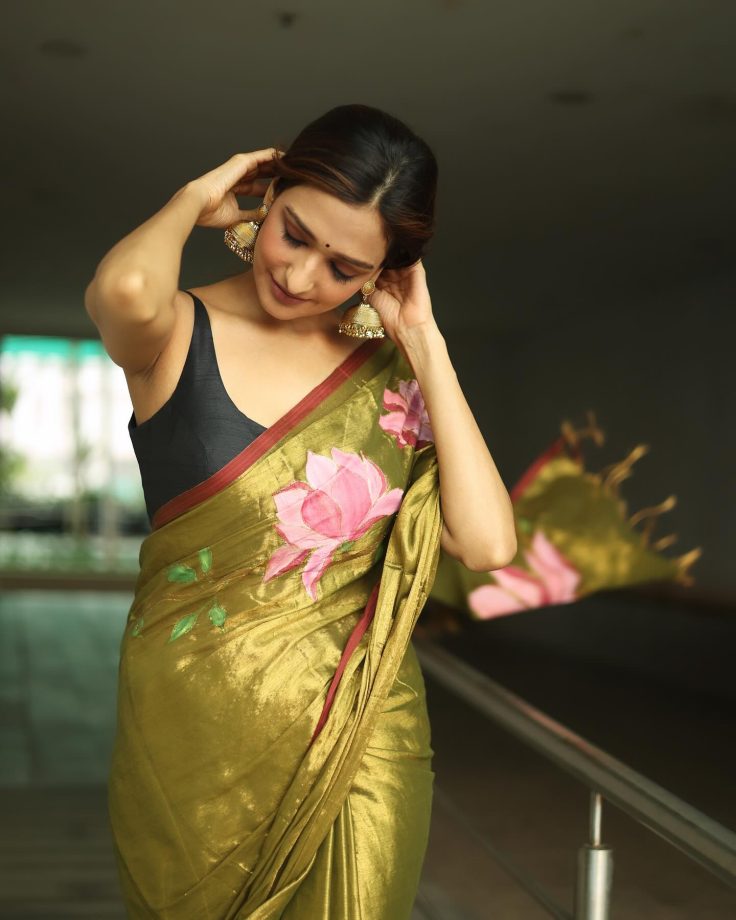 Bhagya Lakshmi Star Aishwarya Khare Redefines Saree Elegance With A Bold Twist - See Pics 953555