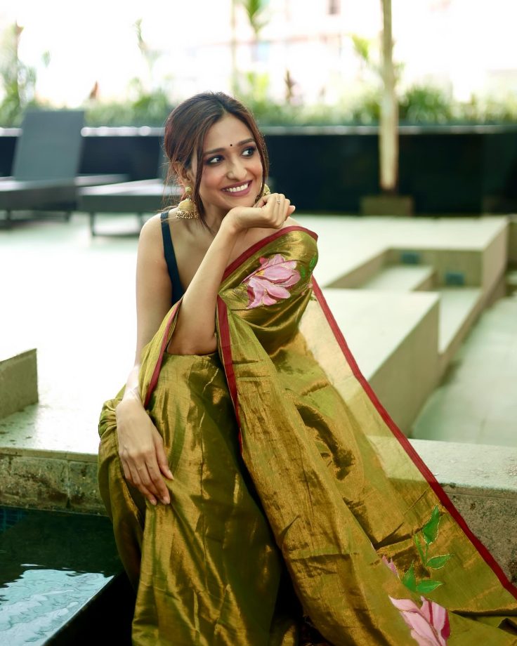 Bhagya Lakshmi Star Aishwarya Khare Redefines Saree Elegance With A Bold Twist - See Pics 953559