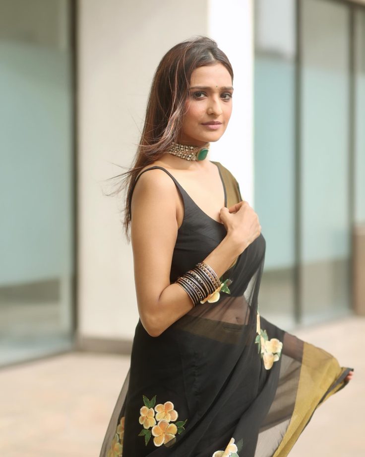 Bhagya Lakshmi Star Aishwarya Khare Redefines Saree Elegance With A Bold Twist - See Pics 953546
