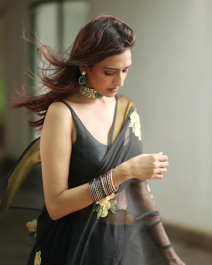 Bhagya Lakshmi Star Aishwarya Khare Redefines Saree Elegance With A Bold Twist - See Pics 953547
