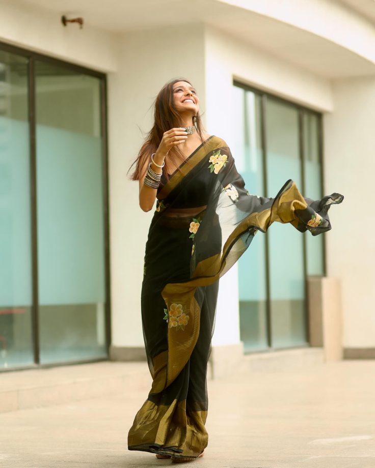 Bhagya Lakshmi Star Aishwarya Khare Redefines Saree Elegance With A Bold Twist - See Pics 953542