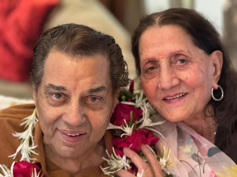 Dharmendra Poses With His First Wife Prakash Kaur; Bobby Deol Shares a Photo 951601