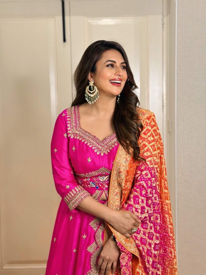 Divyanka Tripathi Channels Her Regal Charm In Rani Pink Sharara - See Her Mesmerizing Pics 953355