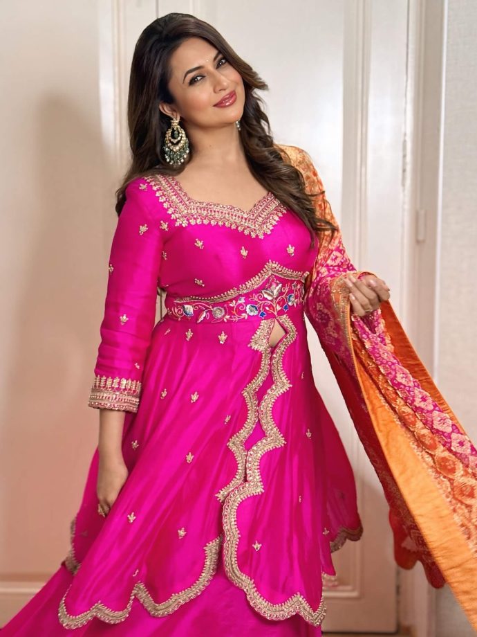 Divyanka Tripathi Channels Her Regal Charm In Rani Pink Sharara - See Her Mesmerizing Pics 953356
