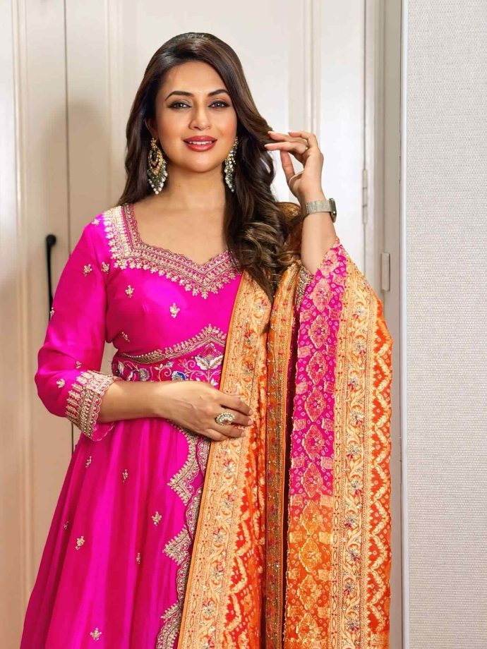 Divyanka Tripathi Channels Her Regal Charm In Rani Pink Sharara - See Her Mesmerizing Pics 953359
