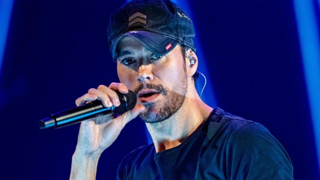 Enrique Iglesias' Kissing Video Goes Viral; Soon To Perform In Mumbai 951505