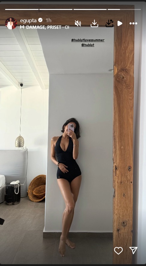 Esha Gupta Captures Perfect Mirror Selfie, Flaunts Jaw-dropping Curves 950929