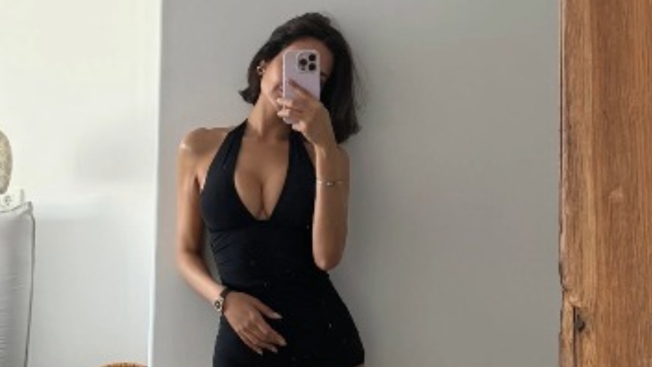 Esha Gupta Captures Perfect Mirror Selfie, Flaunts Jaw-dropping Curves 950930