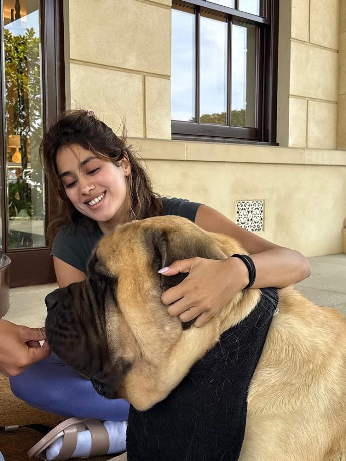 Janhvi Kapoor Eats From Shikhar Pahariya’s Plate; Fans Can’t Get Enough Of Their Adorable Chemistry 952594