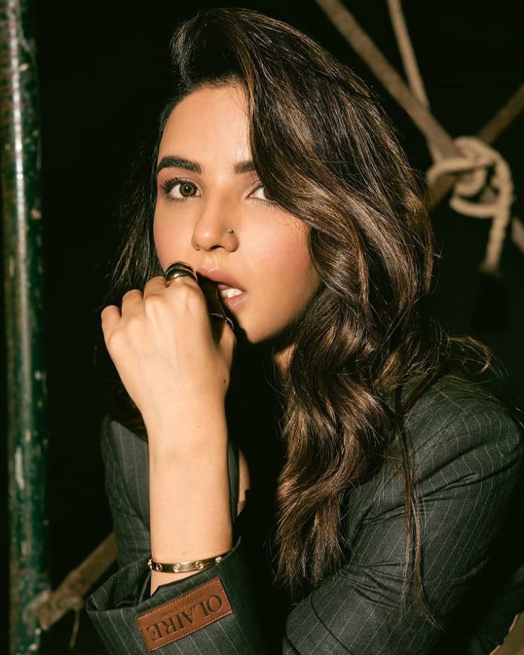 Jasmin Bhasin Stuns in Earthy Glam with a Power-Packed Look 954144