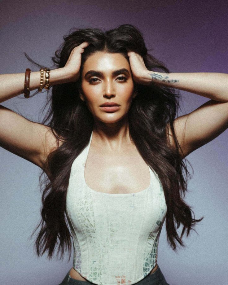 Karishma Tanna’s Effortless Chic with Natural Brown Tones 950801