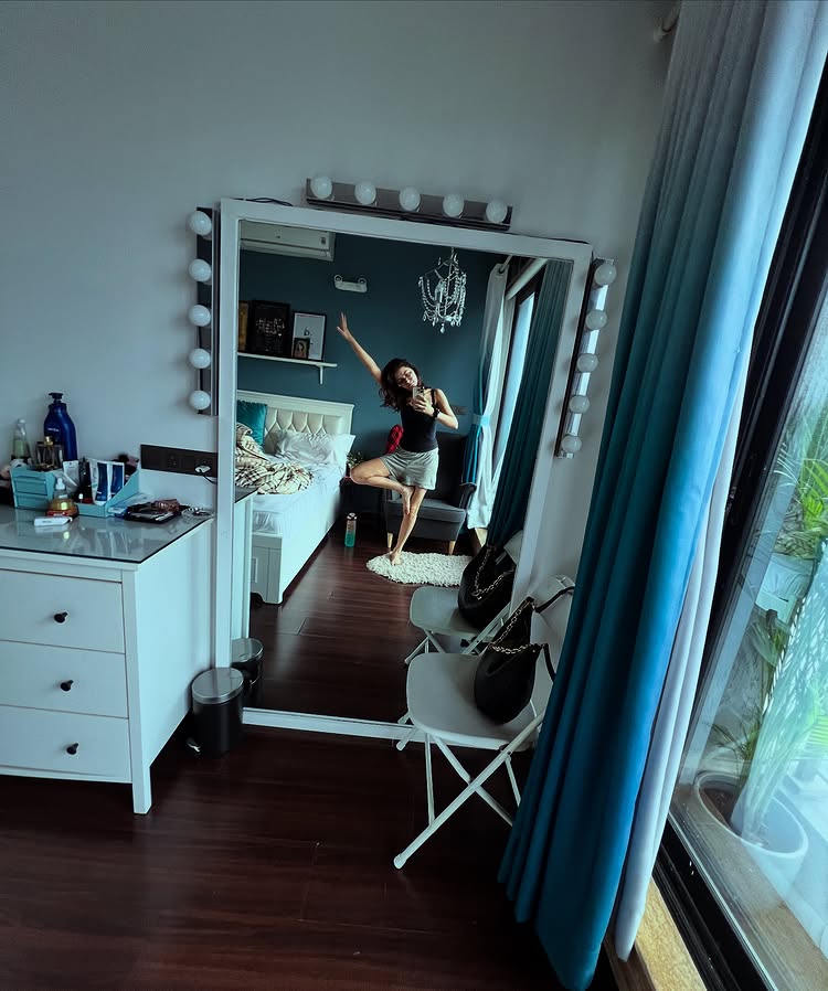 Kumkum Bhagya's Sriti Jha Channels 'Do Not Disturb' Weekend Mood In Relaxed Mirror Selfies 952121