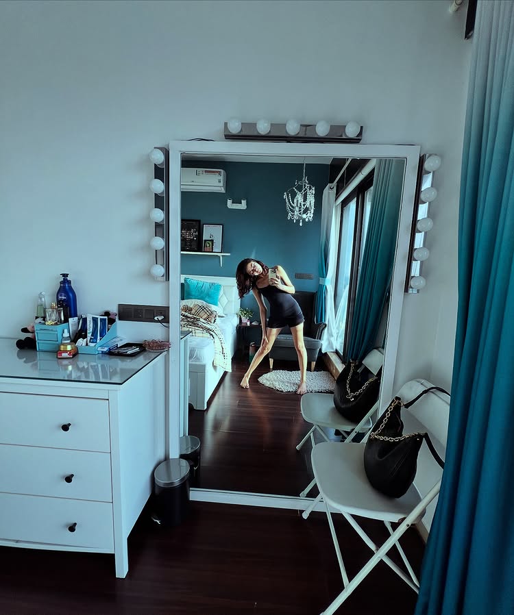 Kumkum Bhagya's Sriti Jha Channels 'Do Not Disturb' Weekend Mood In Relaxed Mirror Selfies 952122