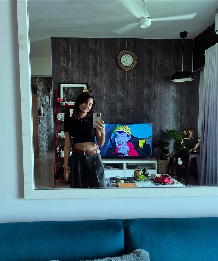 Kumkum Bhagya's Sriti Jha Channels 'Do Not Disturb' Weekend Mood In Relaxed Mirror Selfies 952113