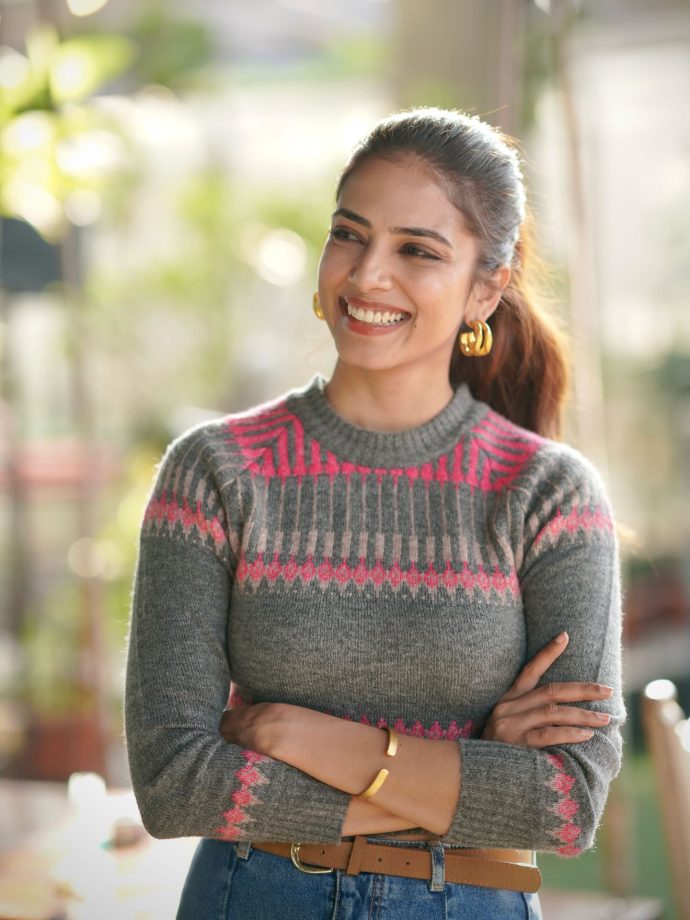 Malavika Mohanan Blooms In Casual Cardigan And Denim, Beautiful Smile Steals Attention 950374