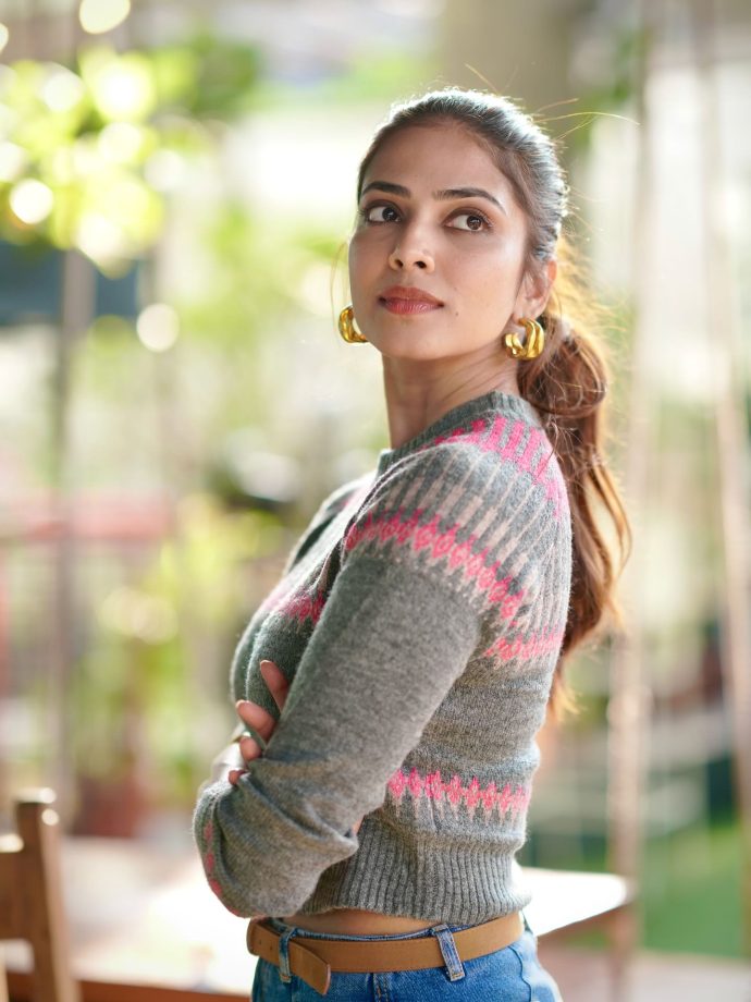 Malavika Mohanan Blooms In Casual Cardigan And Denim, Beautiful Smile Steals Attention 950375