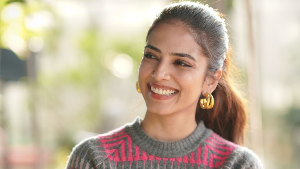 Malavika Mohanan Blooms In Casual Cardigan And Denim, Beautiful Smile Steals Attention 950373