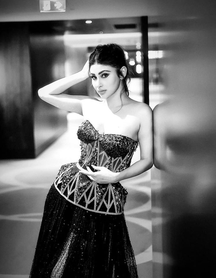 Mouni Roy Dazzles in Dramatic Glam Look 954068