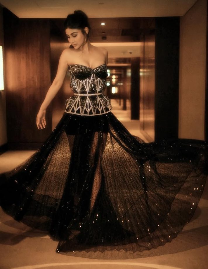 Mouni Roy Dazzles in Dramatic Glam Look 954071