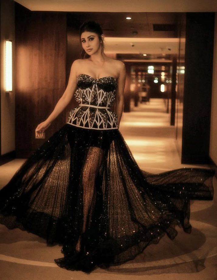 Mouni Roy Dazzles in Dramatic Glam Look 954072