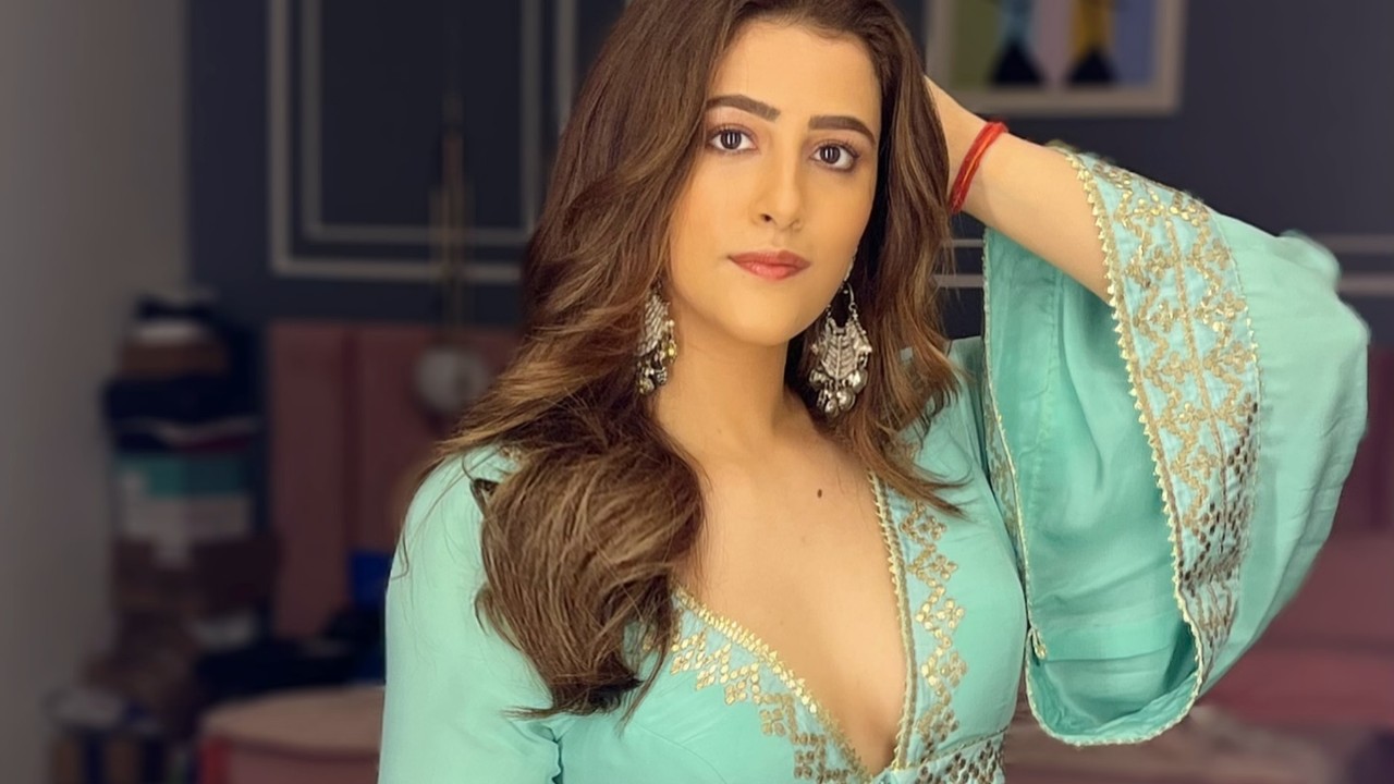 Nupur Sanon Books Entire Theatre to Watch ‘Materialists’, Shares Fun Video 952556