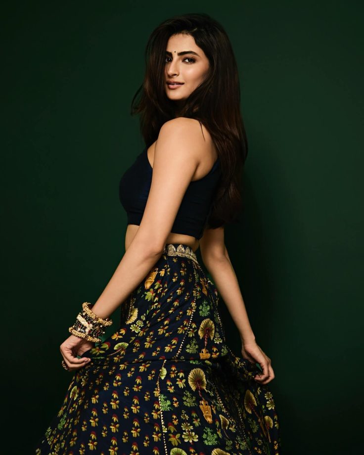 Palak Tiwari Embraces Ethnic Elegance in Navy Blue with Artistic Flair 950782