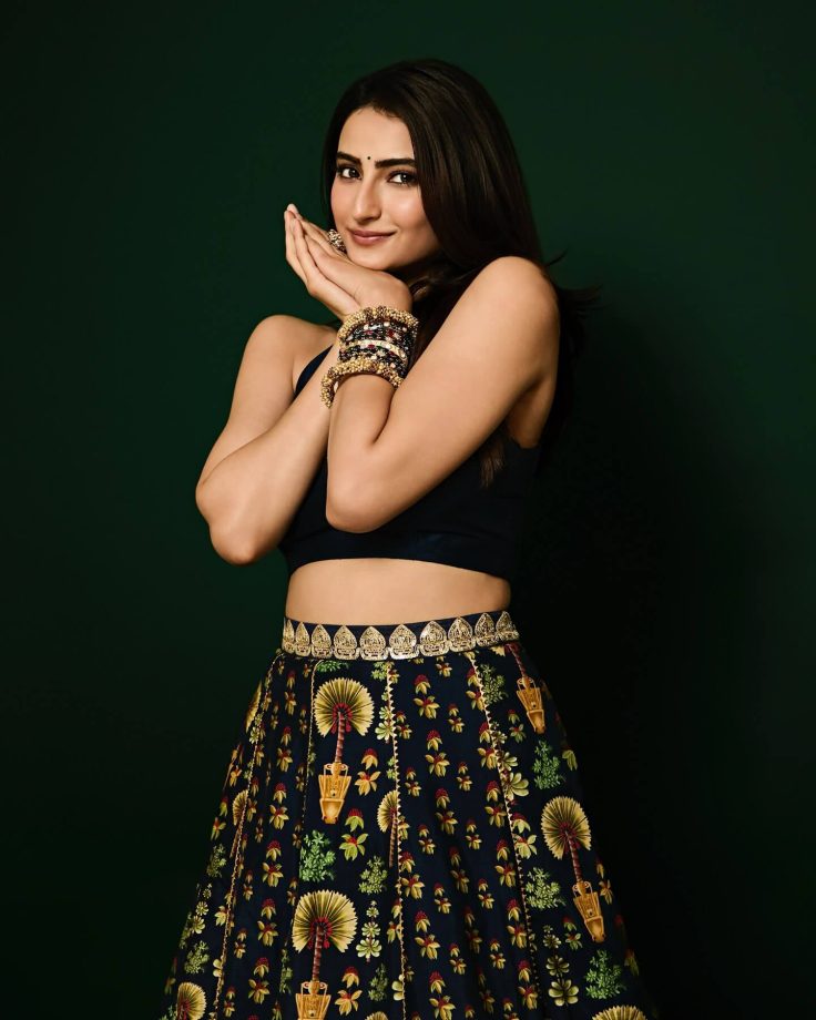 Palak Tiwari Embraces Ethnic Elegance in Navy Blue with Artistic Flair 950783