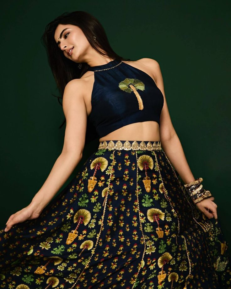 Palak Tiwari Embraces Ethnic Elegance in Navy Blue with Artistic Flair 950784