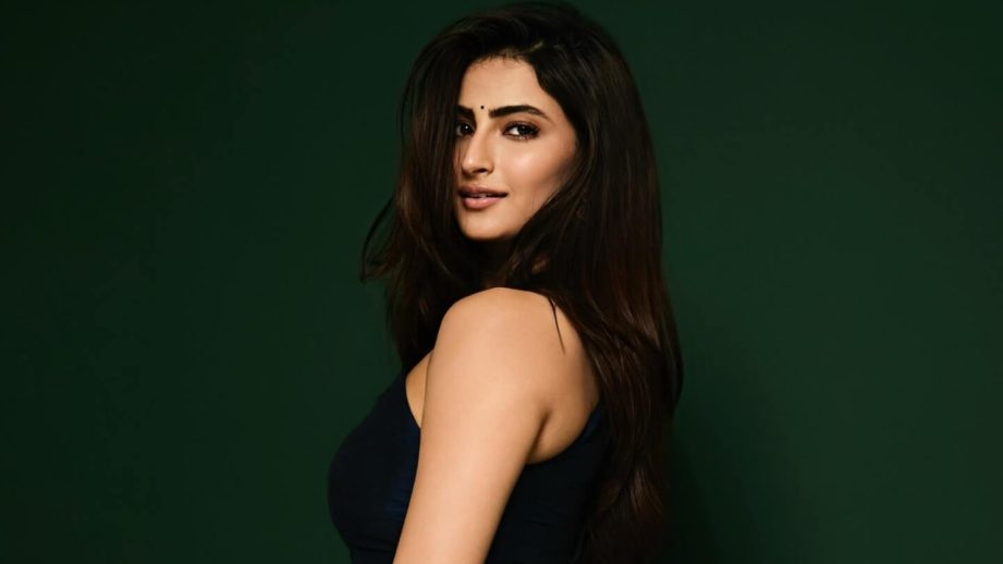 Palak Tiwari Embraces Ethnic Elegance in Navy Blue with Artistic Flair 950785