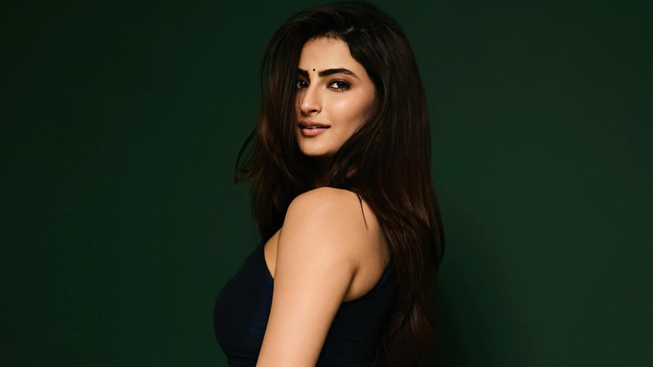 Palak Tiwari Embraces Ethnic Elegance in Navy Blue with Artistic Flair 950785