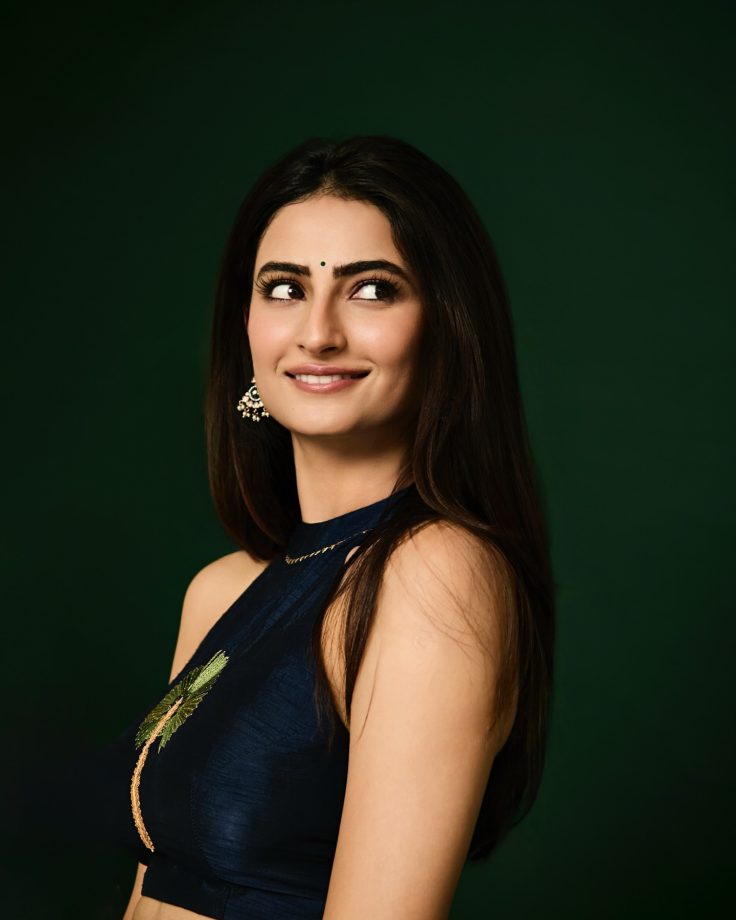 Palak Tiwari Embraces Ethnic Elegance in Navy Blue with Artistic Flair 950780