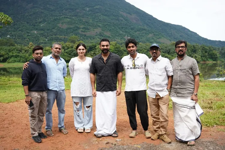 Palli Chattambi Shoot Begins: Kayadu Lohar Joins Tovino Thomas In Action Drama 953322