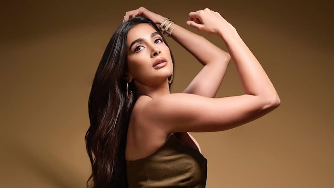 Pooja Hegde Spotted in Fun Mood After Scotland Schedule Wrap of ‘Hai Jawani Toh Ishq Hona Hai’ 950264