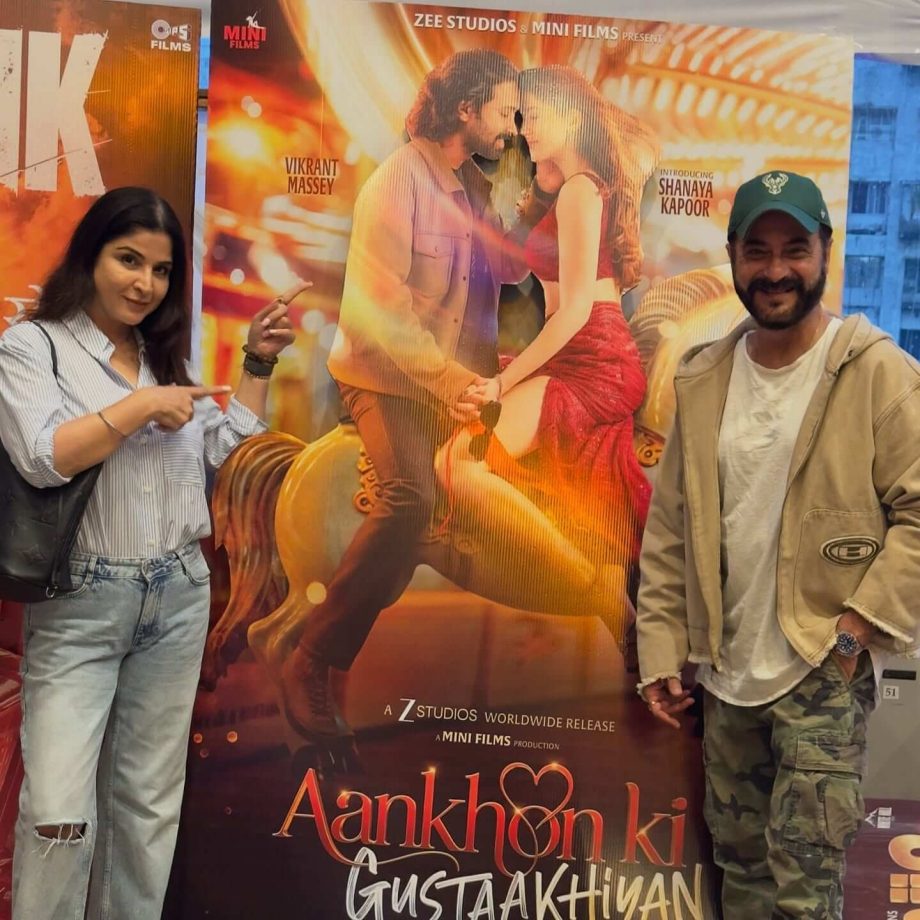 Proud Parents Sanjay Kapoor and Maheep Kapoor Strike a Pose Against Aankhon Ki Gustaakhiyan Poster, Express Excitement Ahead of Daughter Shanaya Kapoor's Bollywood Debut 953809