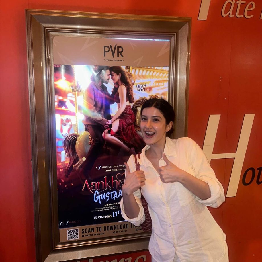 Proud Parents Sanjay Kapoor and Maheep Kapoor Strike a Pose Against Aankhon Ki Gustaakhiyan Poster, Express Excitement Ahead of Daughter Shanaya Kapoor's Bollywood Debut 953810