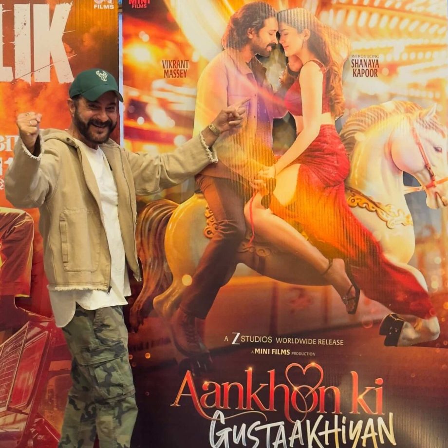 Proud Parents Sanjay Kapoor and Maheep Kapoor Strike a Pose Against Aankhon Ki Gustaakhiyan Poster, Express Excitement Ahead of Daughter Shanaya Kapoor's Bollywood Debut 953811