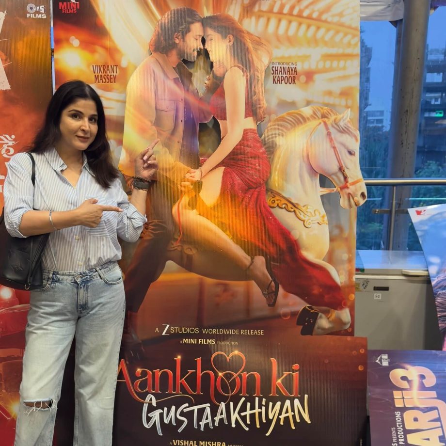 Proud Parents Sanjay Kapoor and Maheep Kapoor Strike a Pose Against Aankhon Ki Gustaakhiyan Poster, Express Excitement Ahead of Daughter Shanaya Kapoor's Bollywood Debut 953812