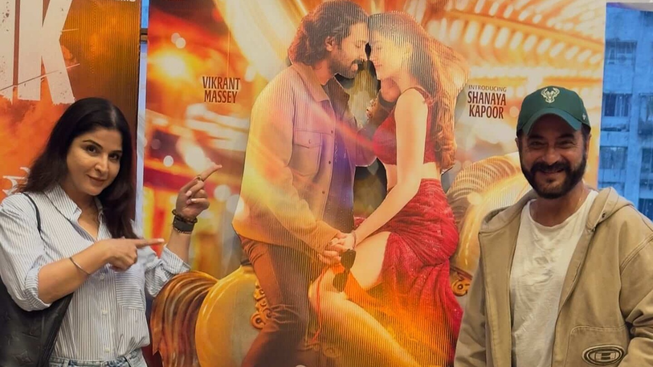 Proud Parents Sanjay Kapoor and Maheep Kapoor Strike a Pose Against Aankhon Ki Gustaakhiyan Poster, Express Excitement Ahead of Daughter Shanaya Kapoor's Bollywood Debut 953813