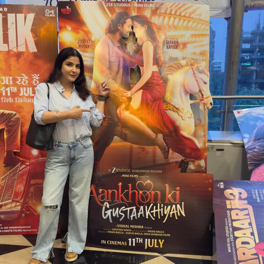 Proud Parents Sanjay Kapoor and Maheep Kapoor Strike a Pose Against Aankhon Ki Gustaakhiyan Poster, Express Excitement Ahead of Daughter Shanaya Kapoor's Bollywood Debut 953808