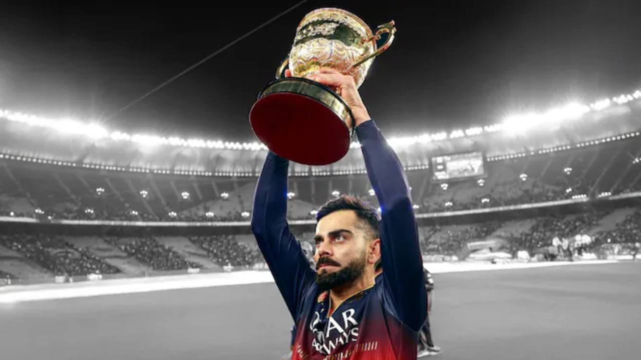 RCB Victory Parade: Virat Kohli hugs the trophy after a long wait of 18 years, celebrations echoed on the streets of Bengaluru. 950733
