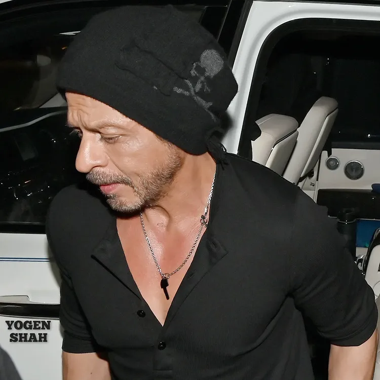 Shah Rukh Khan Instantly Makes Heads Turn With His Enigmatic Look 951730